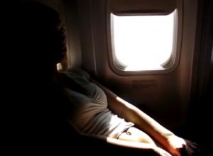 Мастурбирует киску высоко в небе